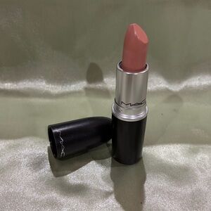 NEW - MAC Lipstick in ‘Arrowhead’